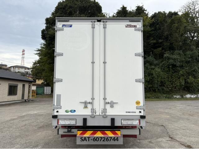 Nissan QUON 2023-04 1402960-6