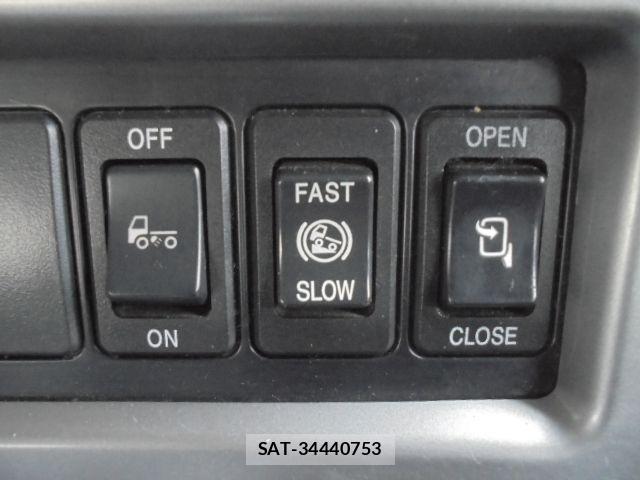 Nissan QUON 2015-06 1587048-11
