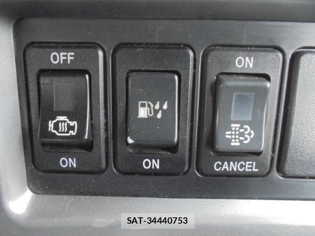 Nissan QUON 2015-06 1587048-12