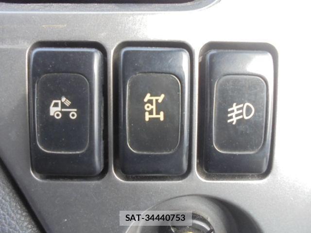 Nissan QUON 2015-06 1587048-13