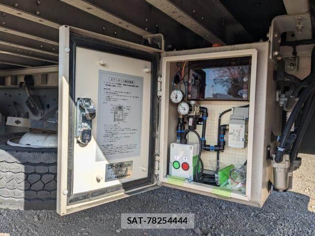 Nissan QUON 2014-10 2317135-22