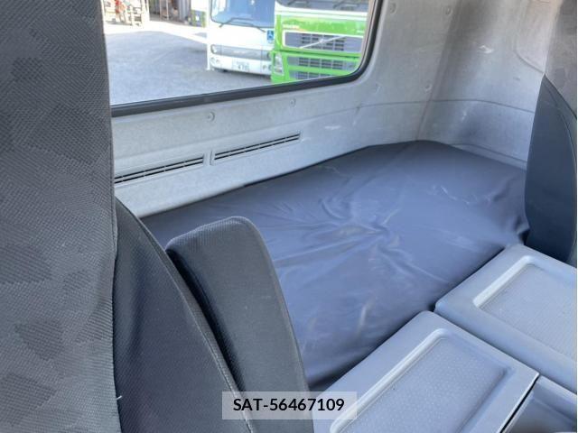 Nissan QUON 2017-06 2674824-18