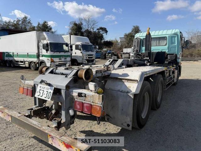 Nissan QUON 2013-06 2674828-11