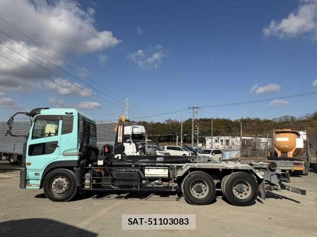 Nissan QUON 2013-06 2674828-12