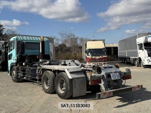 Nissan QUON 2013-06 2674828-13