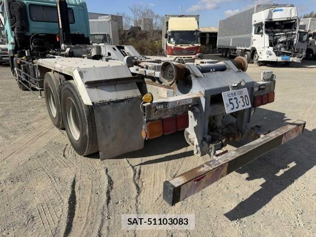 Nissan QUON 2013-06 2674828-14