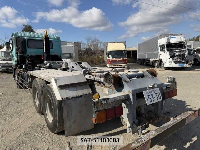 Nissan QUON 2013-06 2674828-15