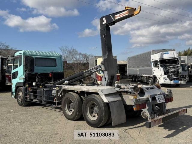 Nissan QUON 2013-06 2674828-19