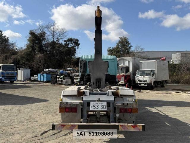 Nissan QUON 2013-06 2674828-20