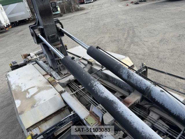 Nissan QUON 2013-06 2674828-22