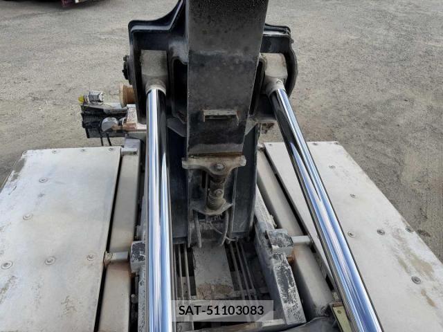 Nissan QUON 2013-06 2674828-27