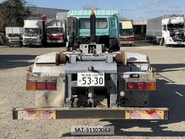 Nissan QUON 2013-06 2674828-3