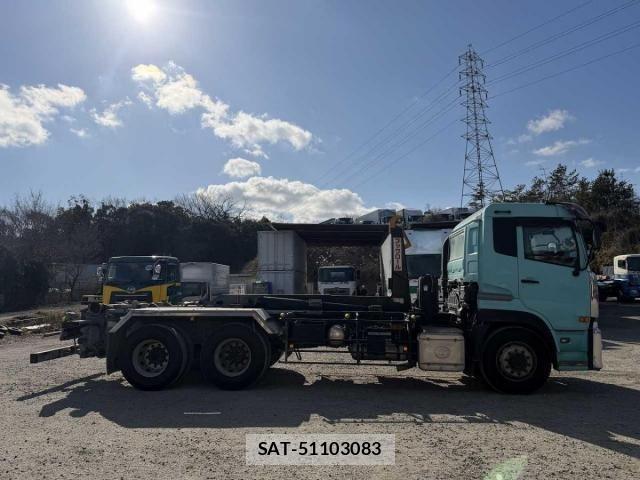 Nissan QUON 2013-06 2674828-5
