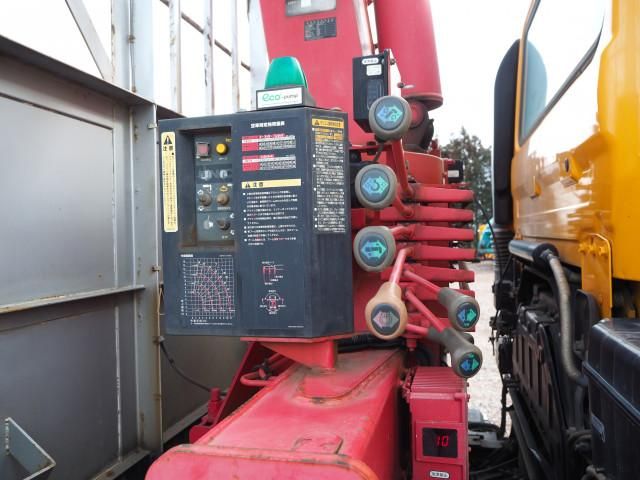 Nissan QUON 2012-05 3758579-9