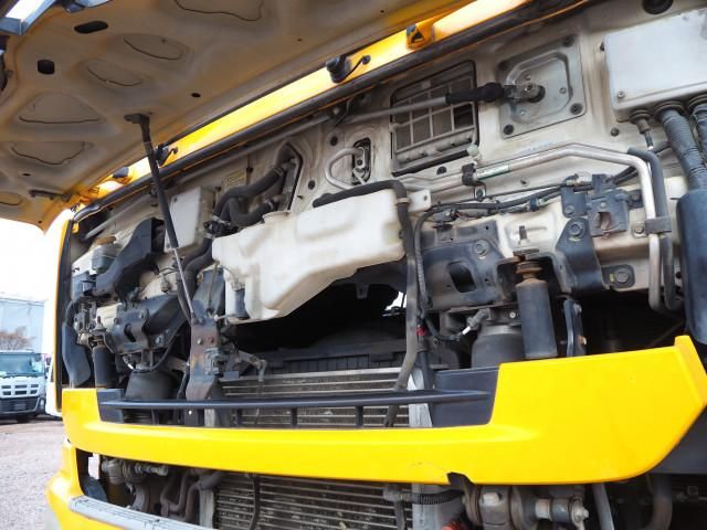 Nissan QUON 2012-05 3758579-14