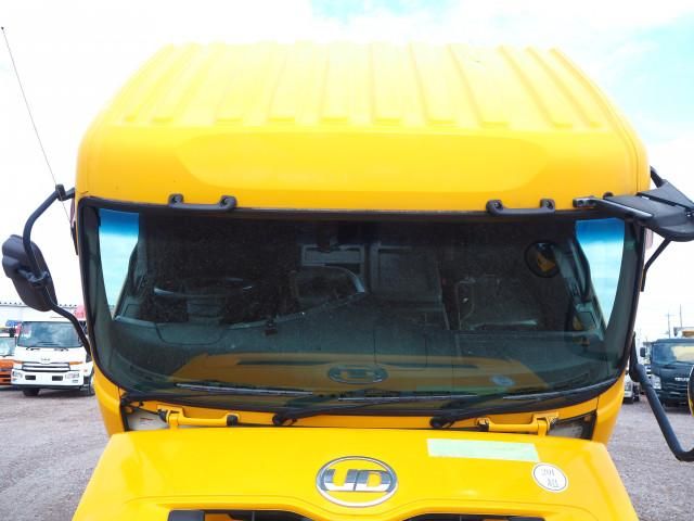 Nissan QUON 2012-05 3758579-15