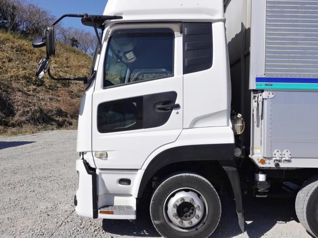 Nissan QUON 2017-12 3758588-11