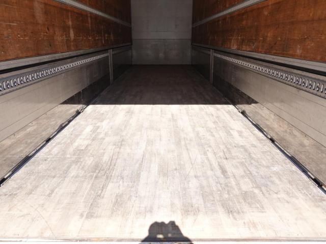Nissan QUON 2017-12 3758588-16