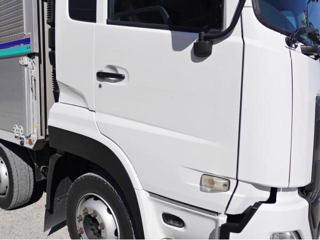 Nissan QUON 2017-12 3758588-5
