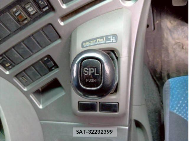 Nissan QUON 2008-02 4047825-8