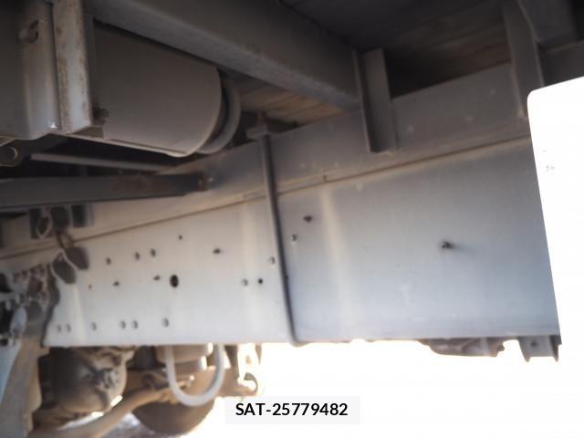 Nissan QUON 2012-06 4111152-13