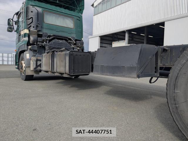 Nissan QUON 2015-08 4111156-10