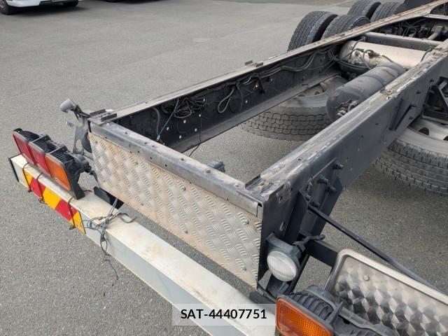Nissan QUON 2015-08 4111156-13