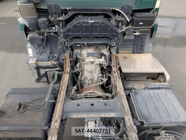 Nissan QUON 2015-08 4111156-15