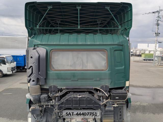 Nissan QUON 2015-08 4111156-16