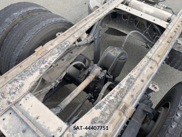 Nissan QUON 2015-08 4111156-19