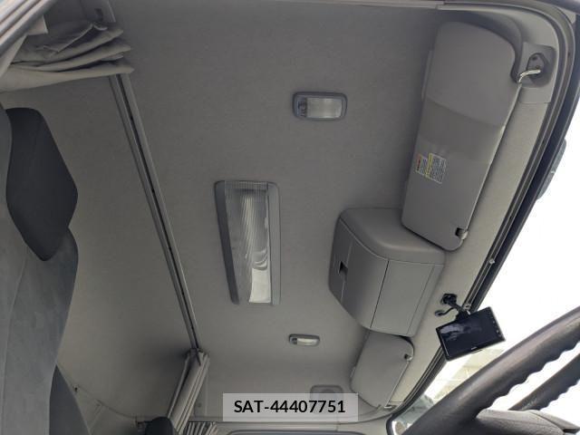 Nissan QUON 2015-08 4111156-20