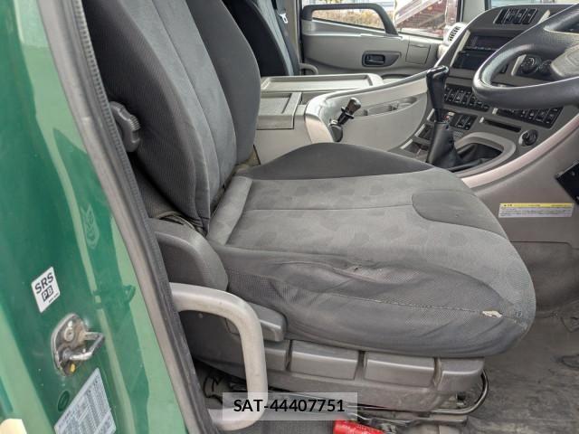 Nissan QUON 2015-08 4111156-24