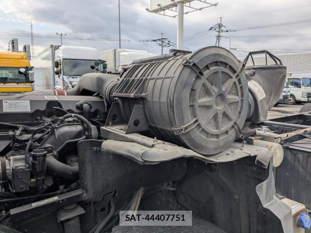 Nissan QUON 2015-08 4111156-26