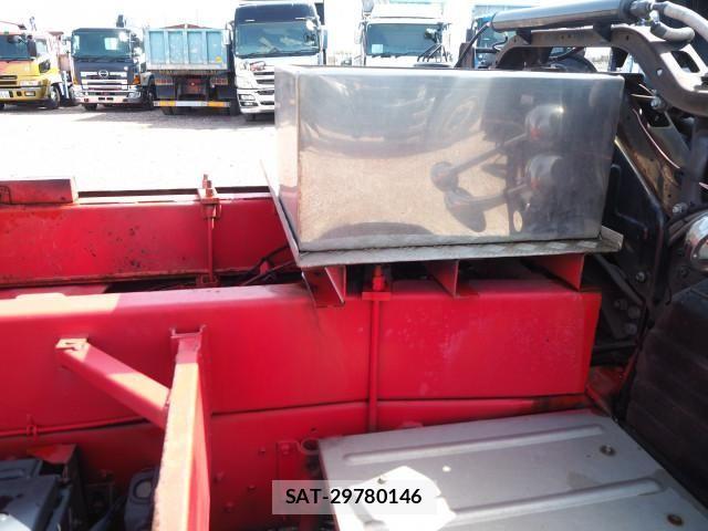 Nissan QUON 2015-10 4757185-14