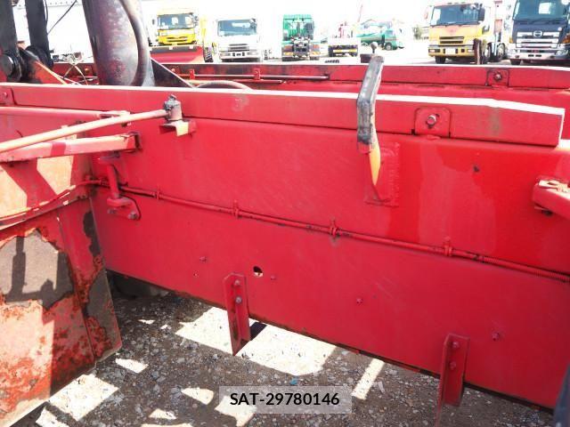 Nissan QUON 2015-10 4757185-15