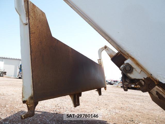 Nissan QUON 2015-10 4757185-26