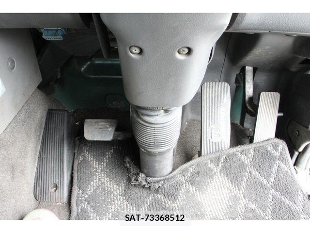 Nissan QUON 2011-08 4757202-9