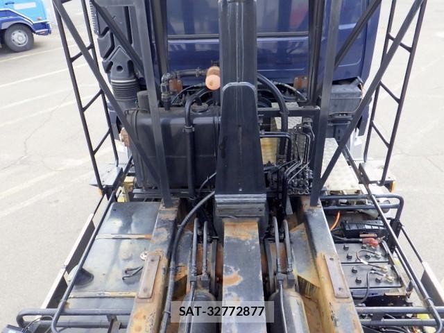 Nissan QUON 2012-11 5876213-9