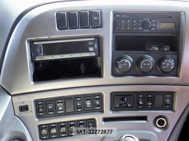 Nissan QUON 2012-11 5876213-16