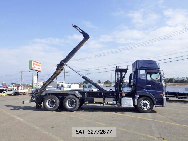 Nissan QUON 2012-11 5876213-4
