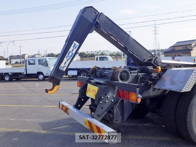 Nissan QUON 2012-11 5876213-7
