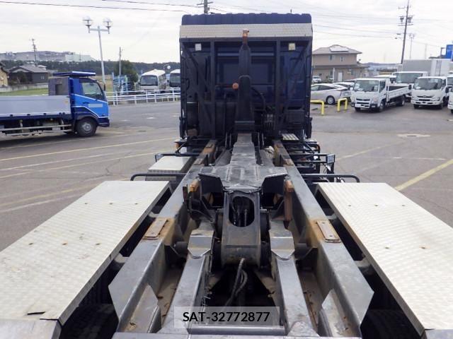 Nissan QUON 2012-11 5876213-8
