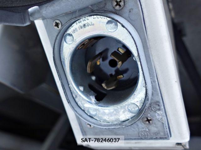 Nissan QUON 2014-10 5876221-22