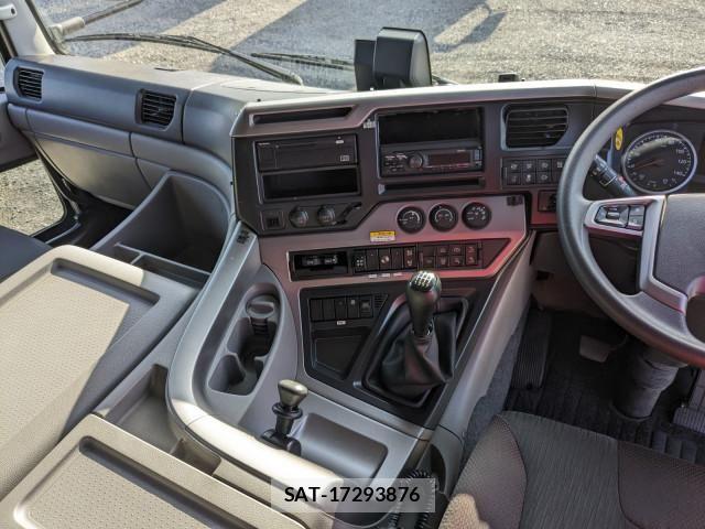 Nissan QUON 2021-10 6218718-26