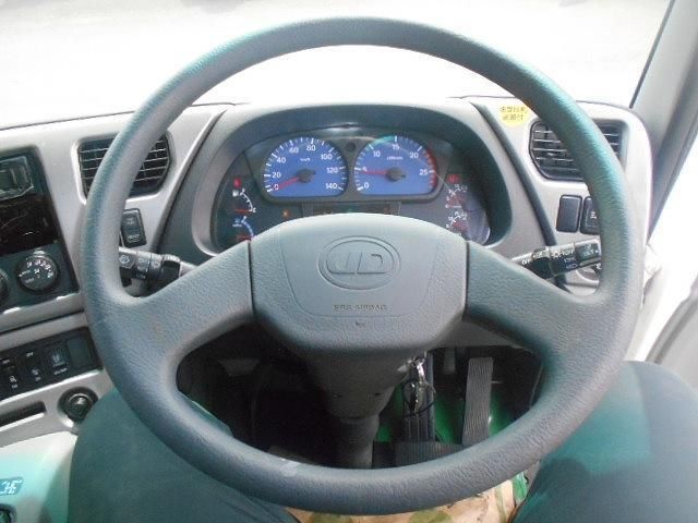 Nissan QUON 2014-06 6274354-11