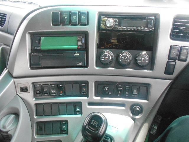 Nissan QUON 2014-06 6274354-12