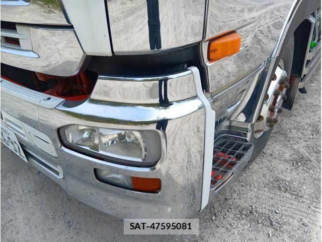 Nissan QUON 2015-09 6306033-17