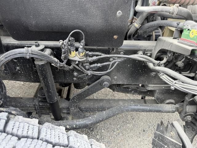 Nissan QUON 2020-08 6530380-29