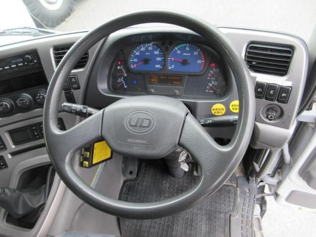 Nissan QUON 2011-07 6596959-10