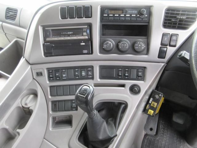Nissan QUON 2011-07 6596959-12